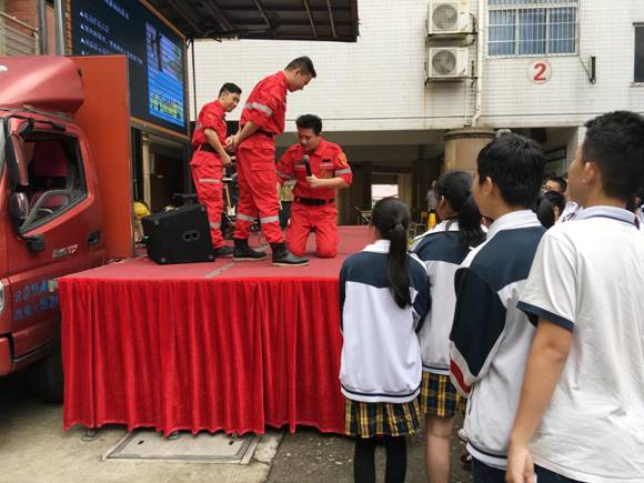 2018年5月10日上午，在89中学举办天河区2018年广东省“全国防灾减灾日、科技活动周”暨“全省科技进步活动月”主场活动，消防队员教学生如何自救。