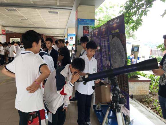 2018年5月10日上午，在89中学举办天河区2018年广东省“全国防灾减灾日、科技活动周”暨“全省科技进步活动月”主场活动，学生们在体验广东天文学会带来的高倍望远镜。